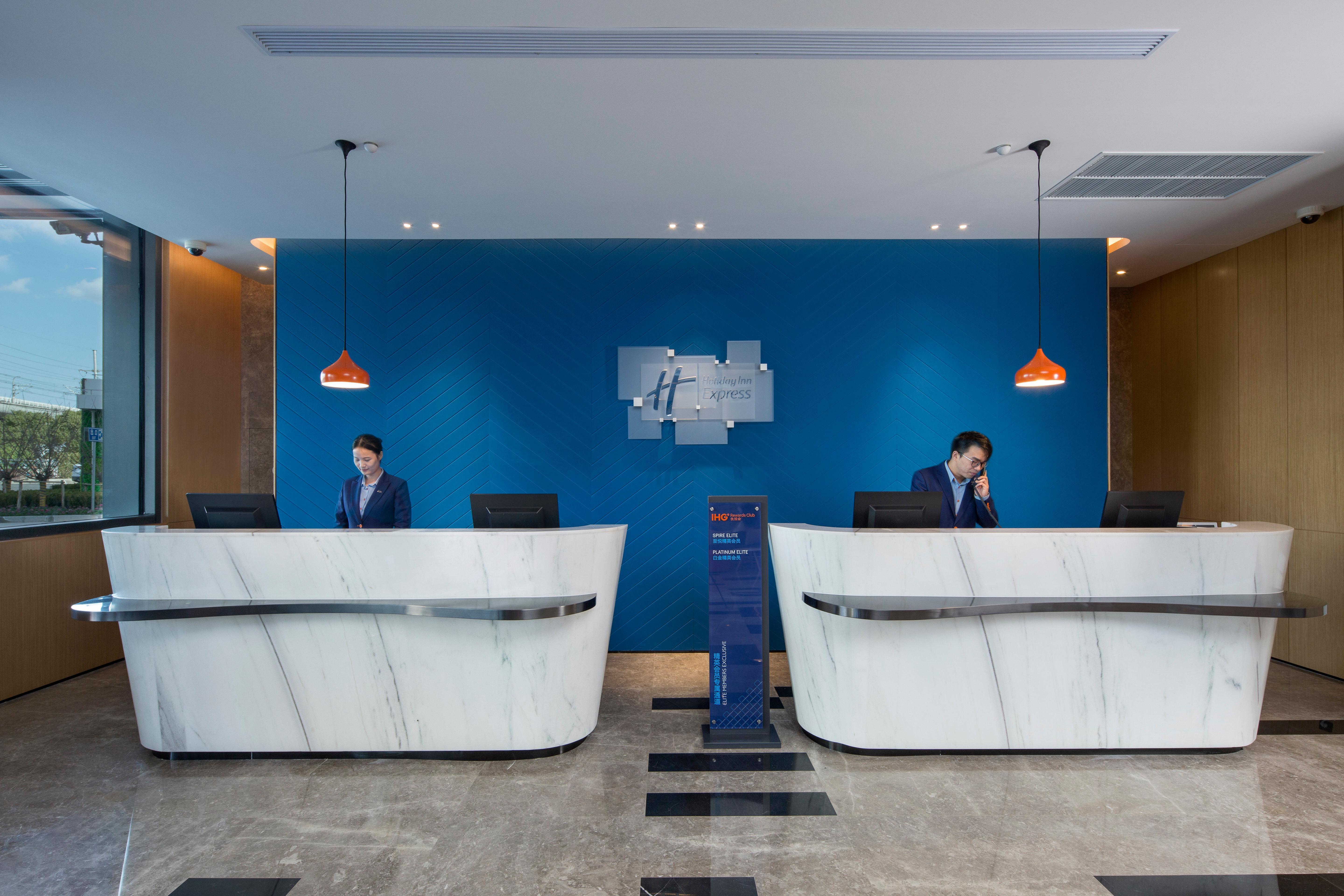 Holiday Inn Express Shanghai Kangqiao By Ihg Exterior foto