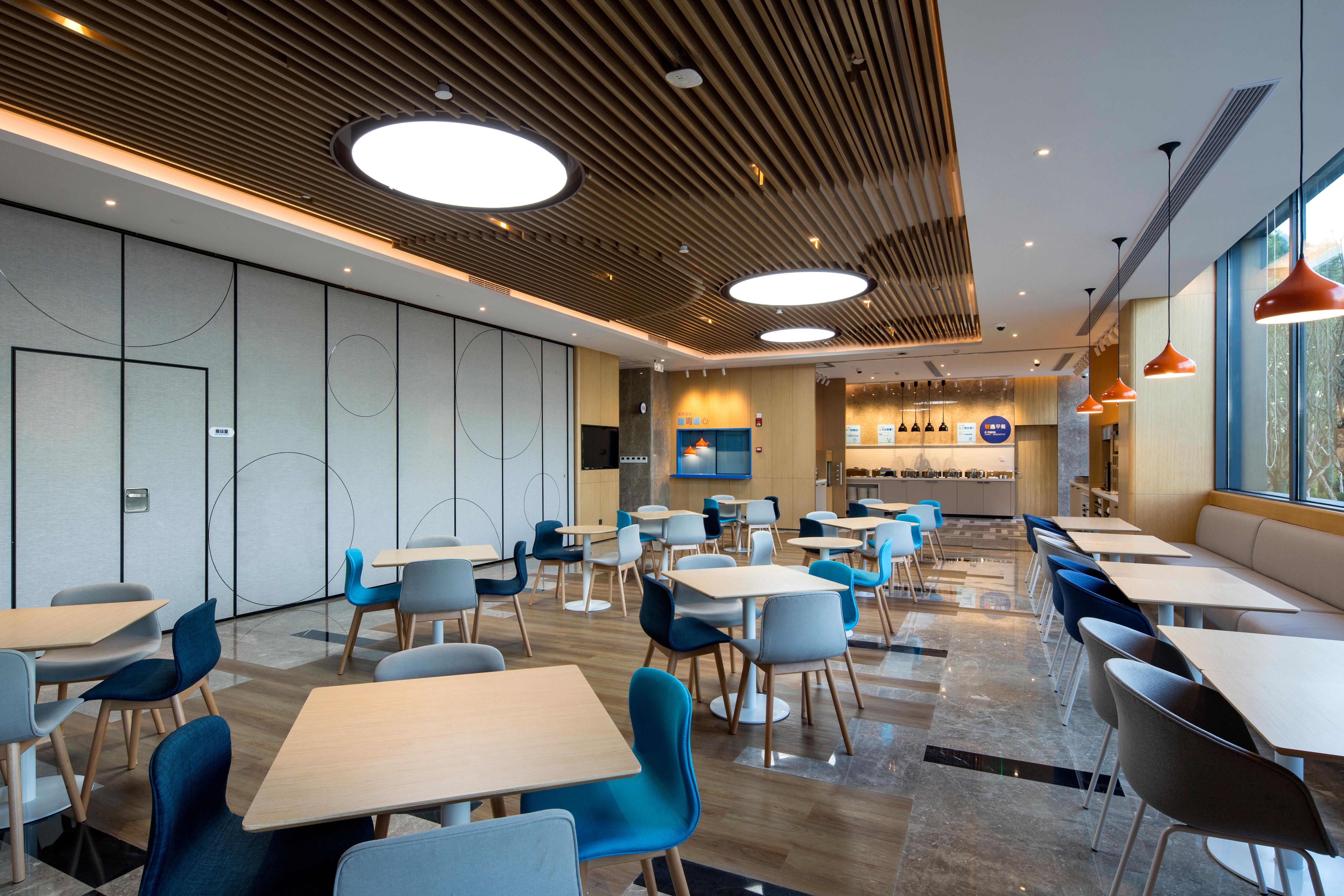 Holiday Inn Express Shanghai Kangqiao By Ihg Exterior foto