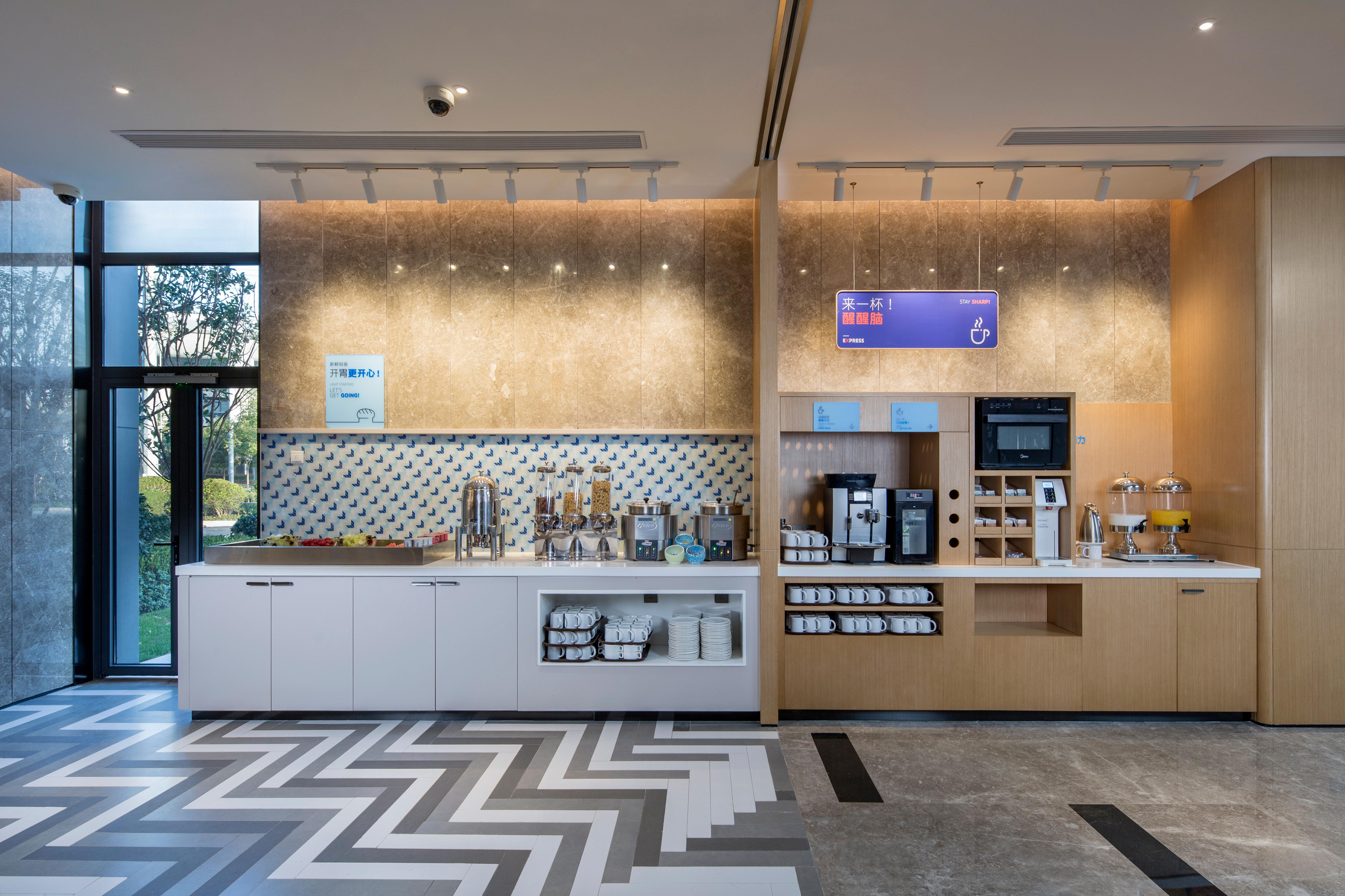 Holiday Inn Express Shanghai Kangqiao By Ihg Exterior foto