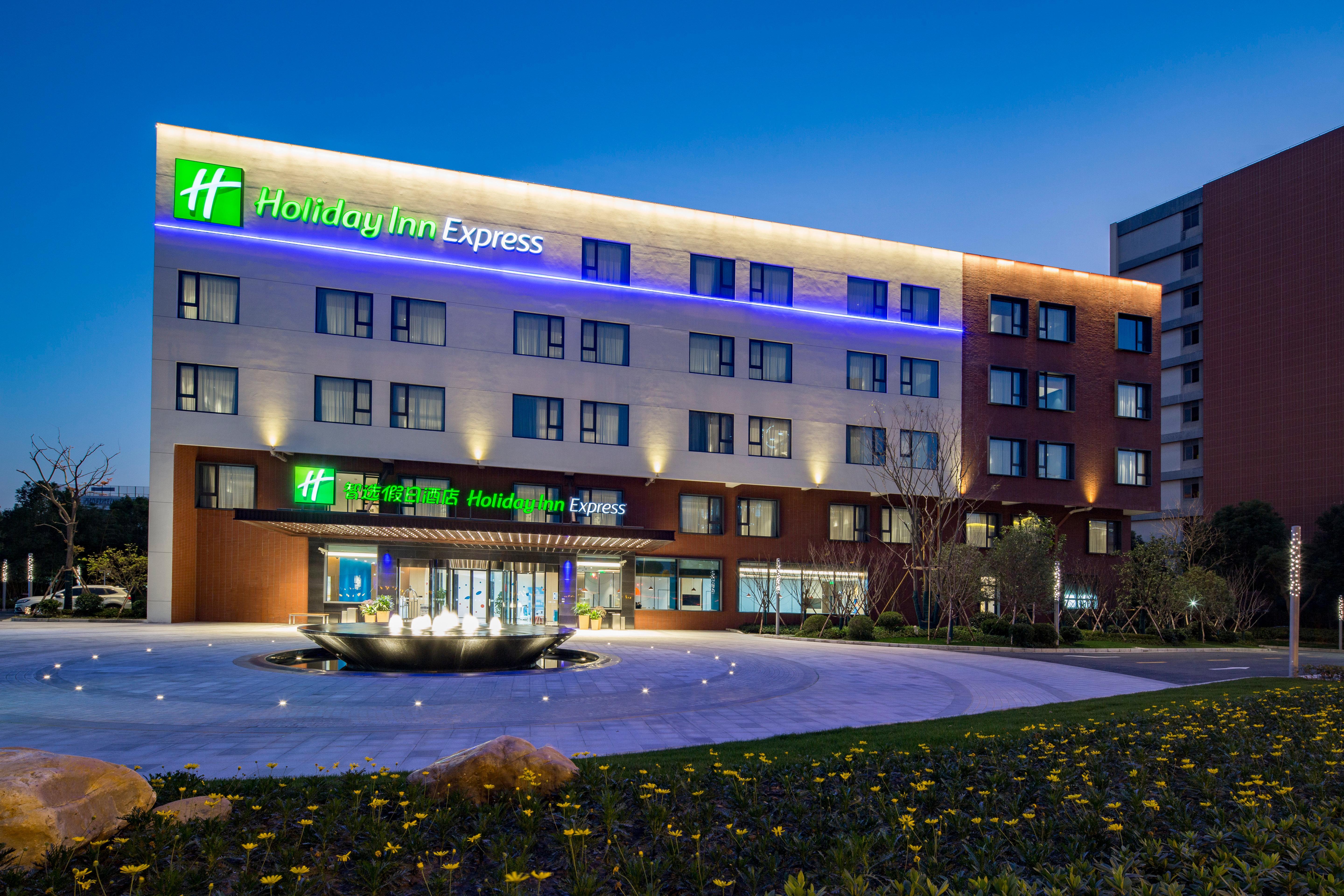 Holiday Inn Express Shanghai Kangqiao By Ihg Exterior foto
