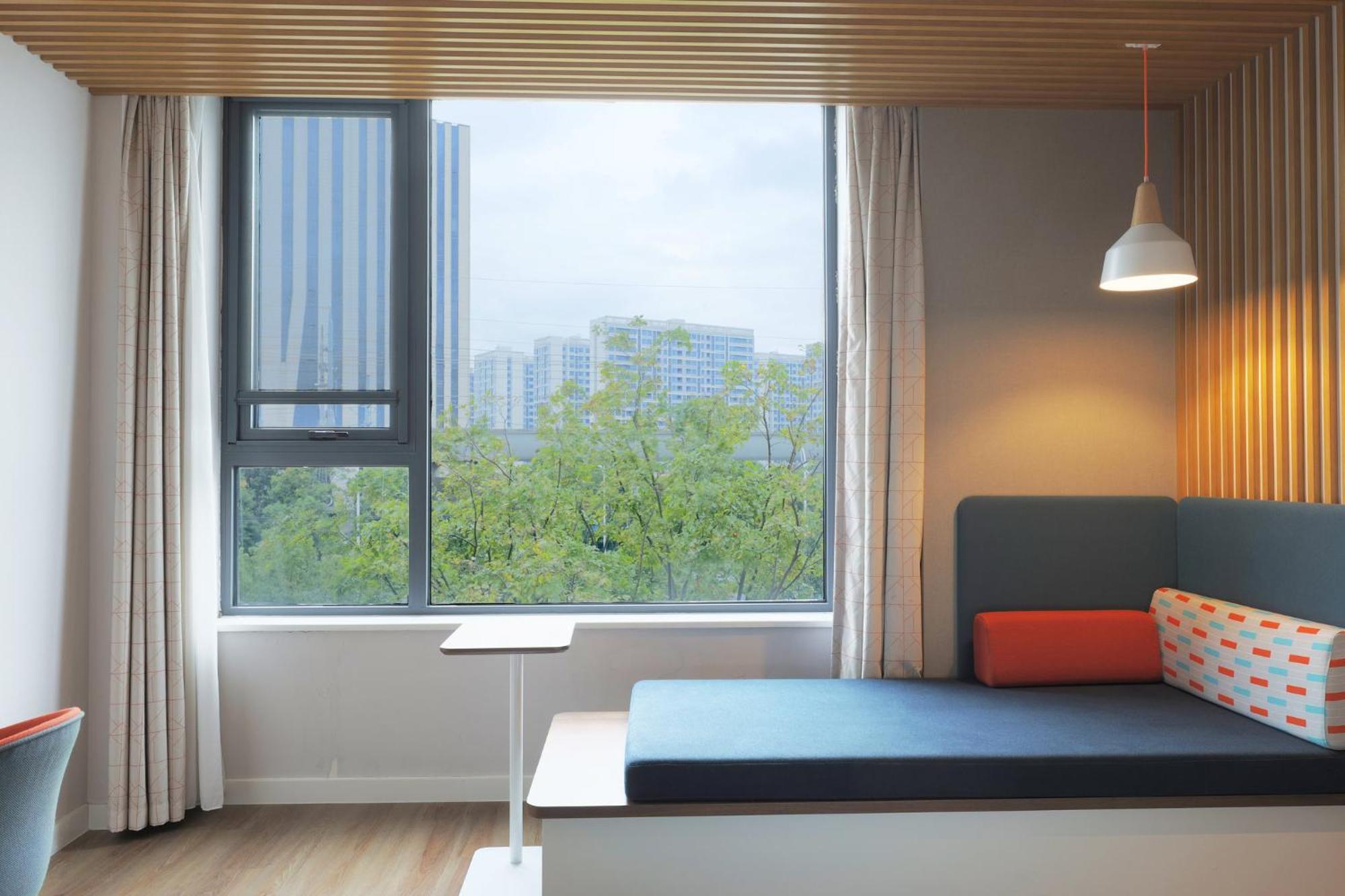 Holiday Inn Express Shanghai Kangqiao By Ihg Exterior foto